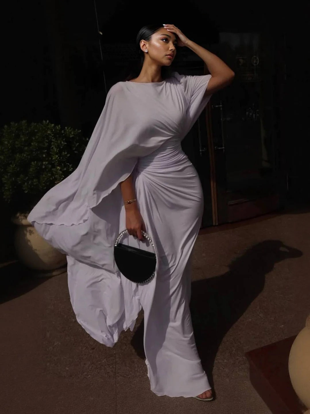 Amelia | Vestido largo elegante con mangas tipo capa drapeadas